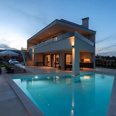 Luxurioese Villa Perla Mit Pool Und Jacuzzi Porec Bagian luar foto