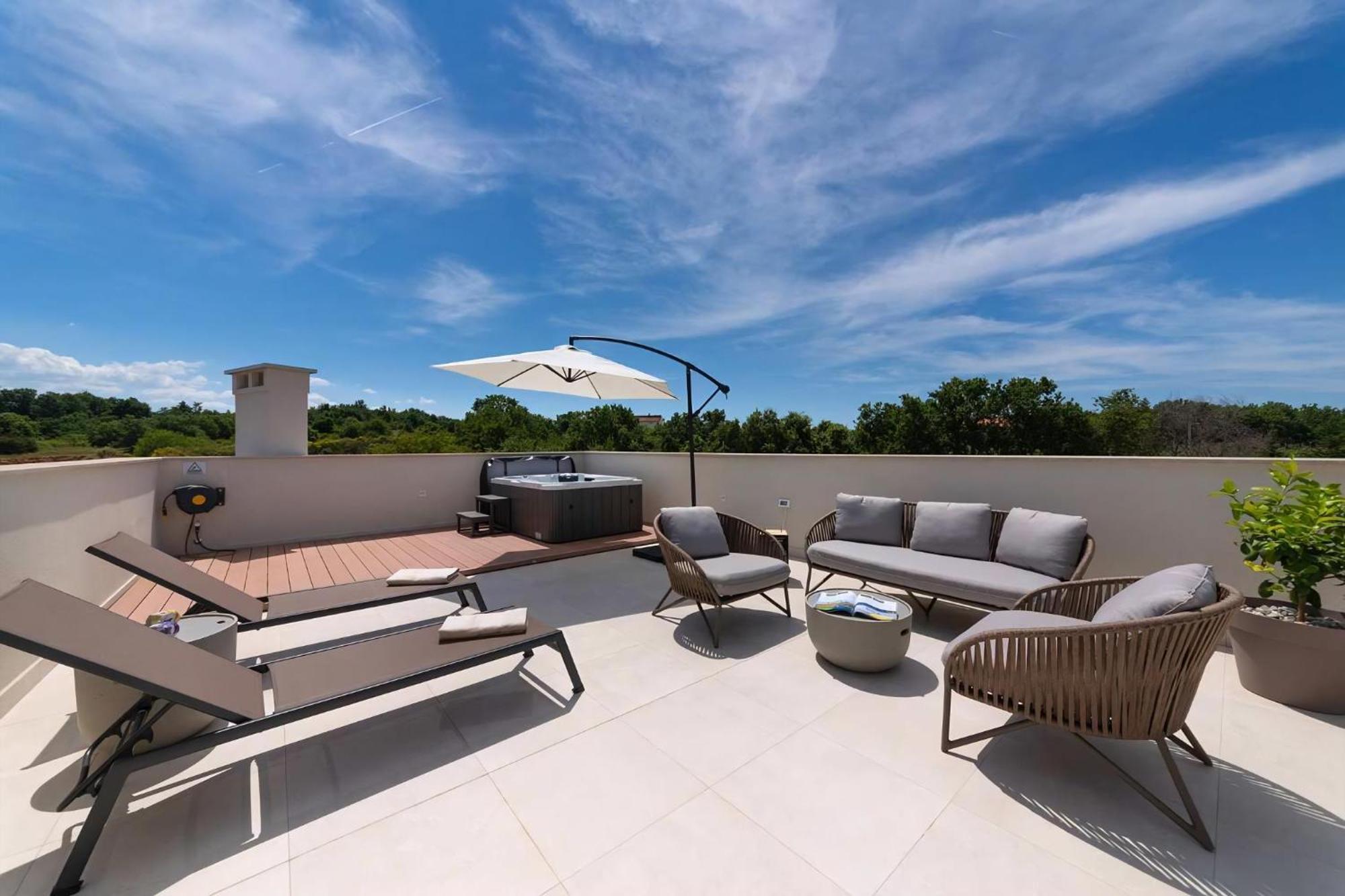Luxurioese Villa Perla Mit Pool Und Jacuzzi Porec Bagian luar foto