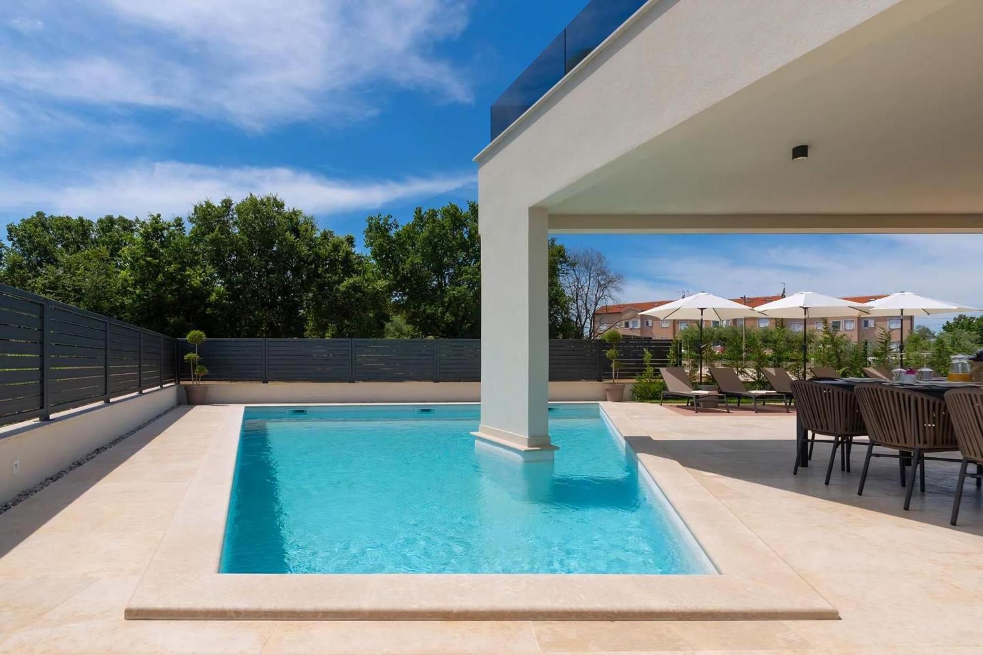 Luxurioese Villa Perla Mit Pool Und Jacuzzi Porec Bagian luar foto