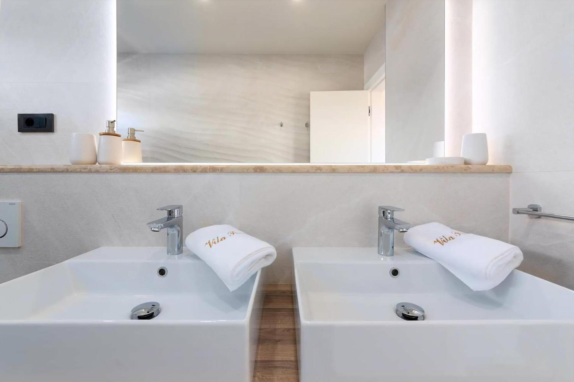 Luxurioese Villa Perla Mit Pool Und Jacuzzi Porec Bagian luar foto