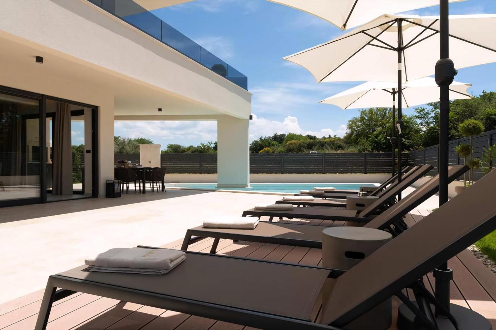 Luxurioese Villa Perla Mit Pool Und Jacuzzi Porec Bagian luar foto